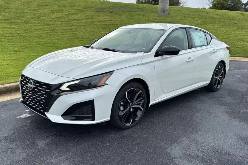2025 Nissan Altima SR photo 1