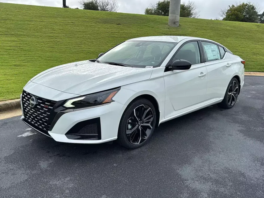 2025 Nissan Altima SR photo 1