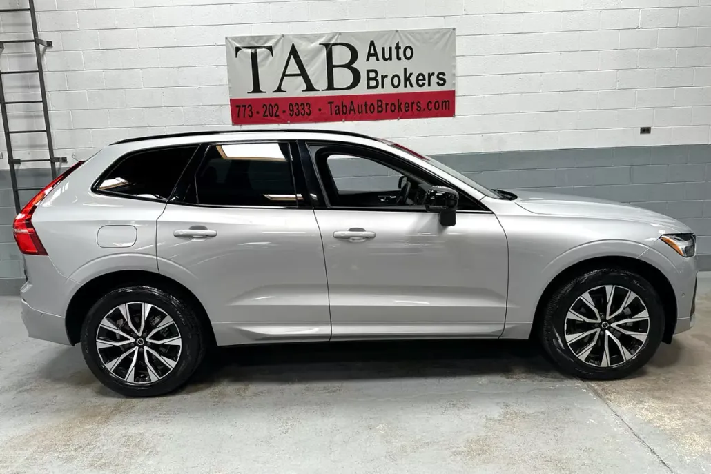 2023 Volvo XC60 B5 Plus photo 1