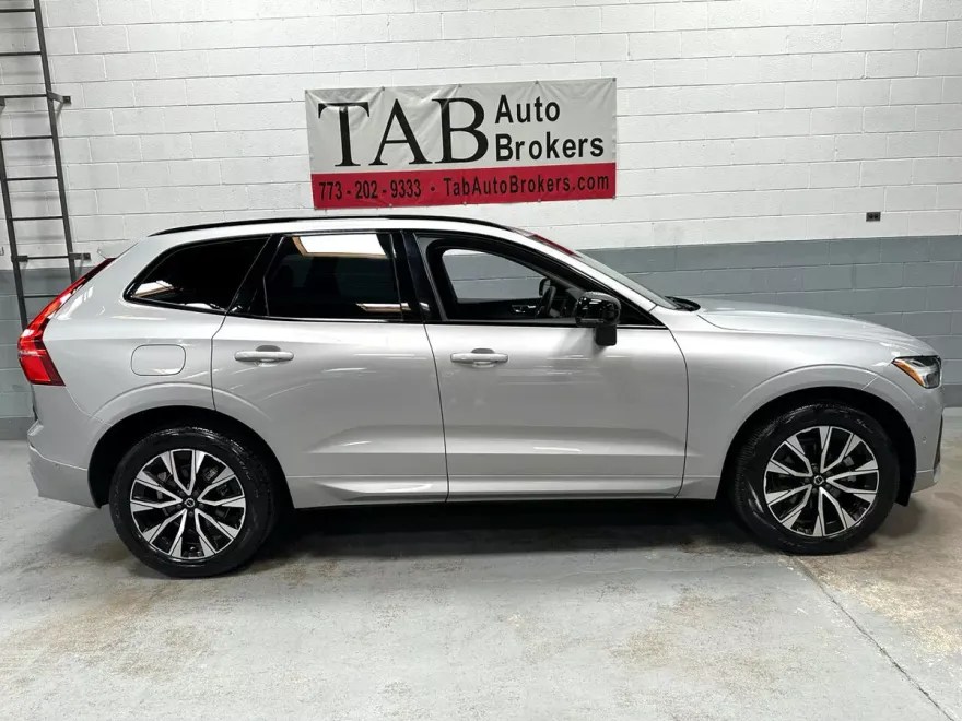 2023 Volvo XC60 B5 Plus photo 1