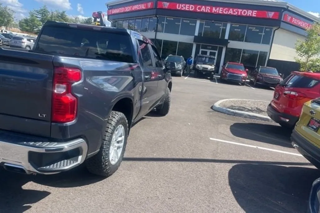 2021 Chevrolet Silverado 1500 LT photo 1