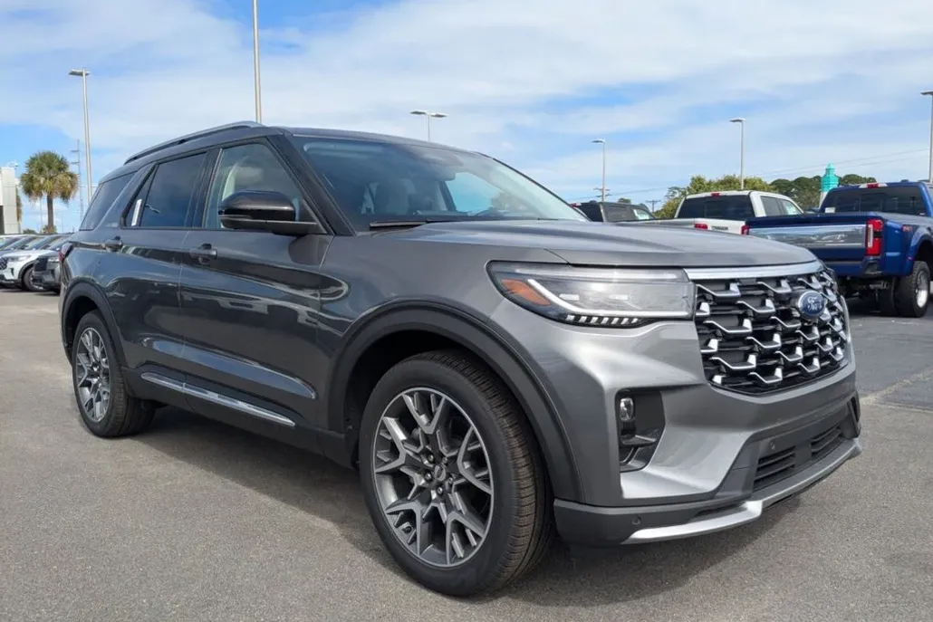 2025 Ford Explorer Platinum photo 1