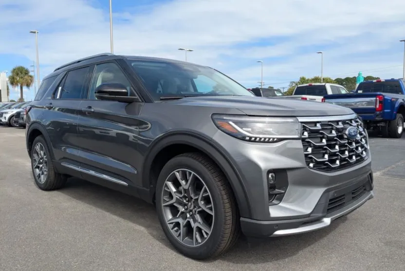 2025 Ford Explorer Platinum photo 1