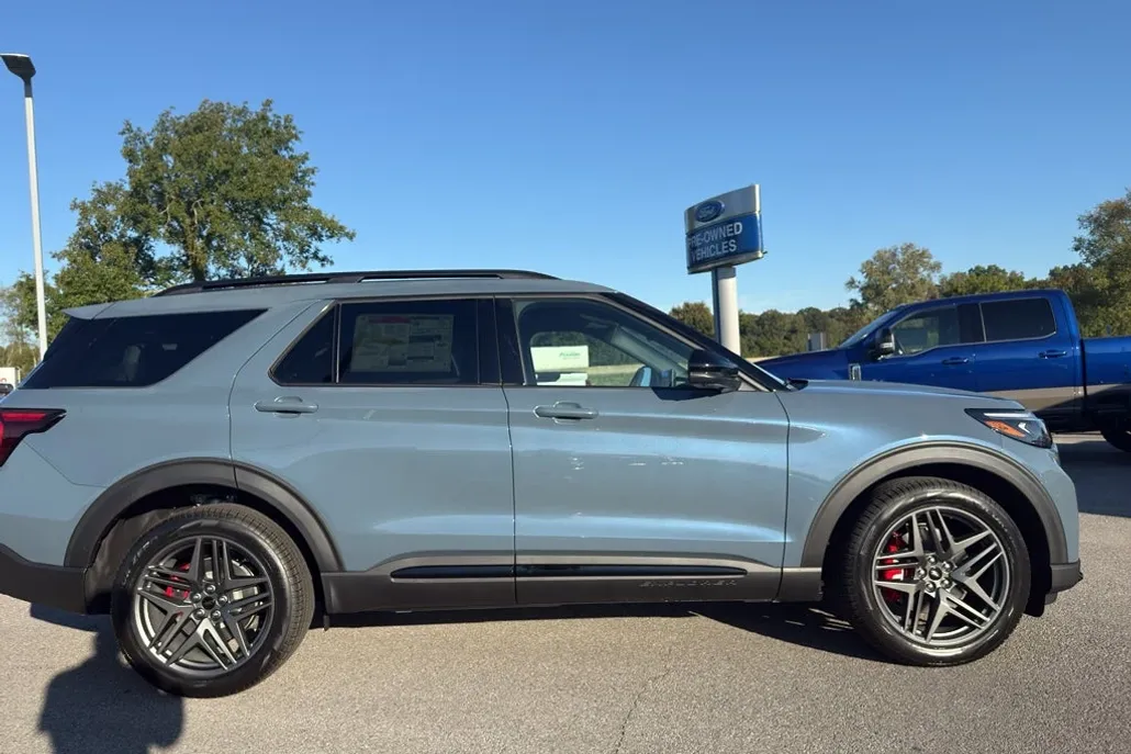 2025 Ford Explorer ST photo 1
