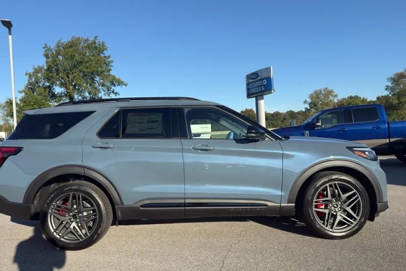 2025 Ford Explorer ST photo 1