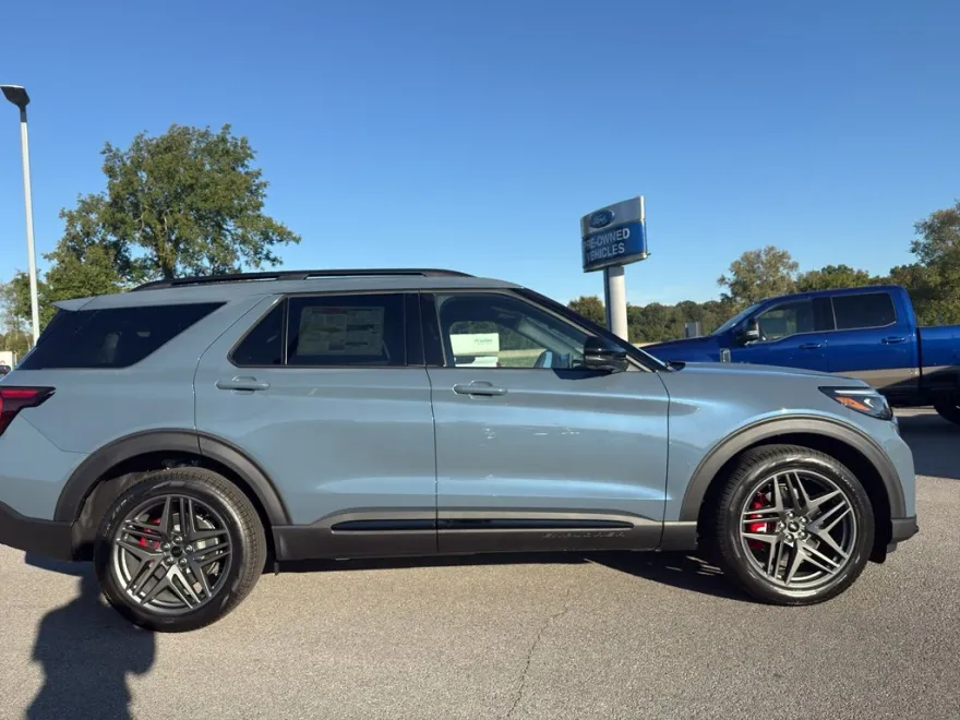 2025 Ford Explorer ST photo 1