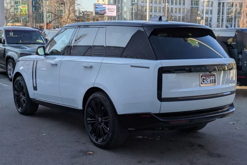 2025 Land Rover Range Rover SE photo 1