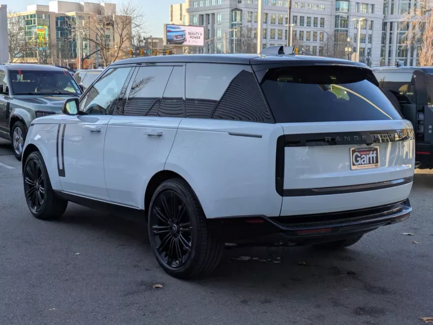2025 Land Rover Range Rover SE photo 1
