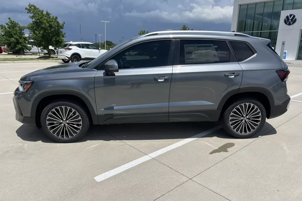 2025 Volkswagen Taos SE photo 1