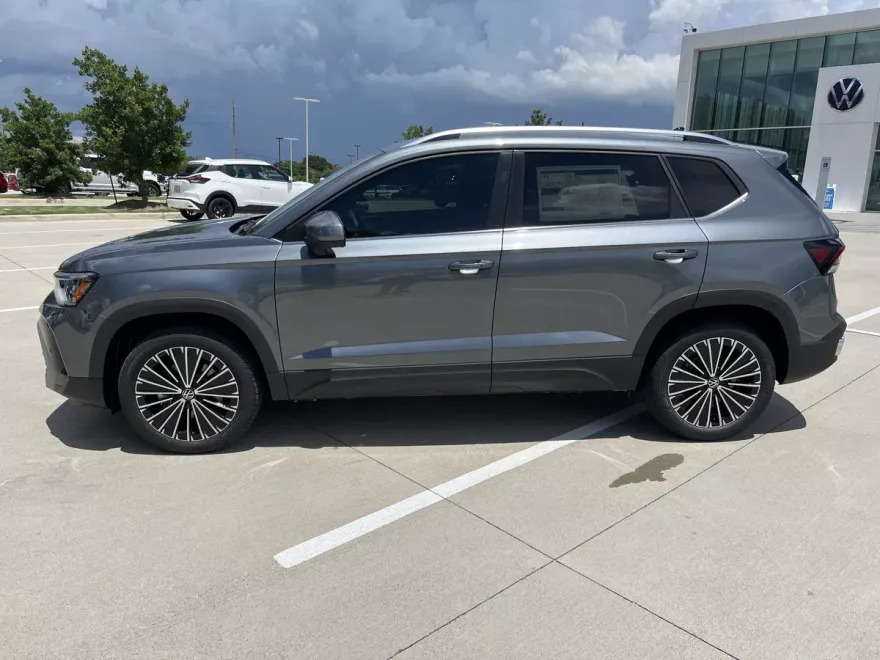 2025 Volkswagen Taos SE photo 1