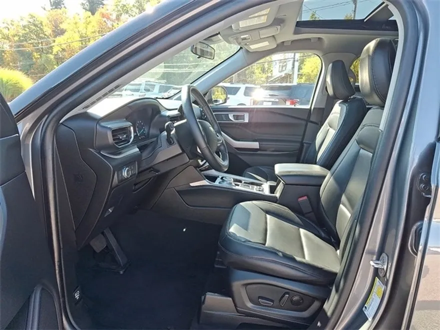 2022 Ford Explorer XLT photo 1