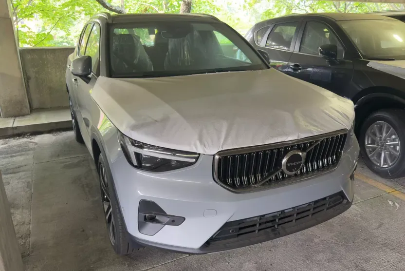 2025 Volvo XC40 photo 1
