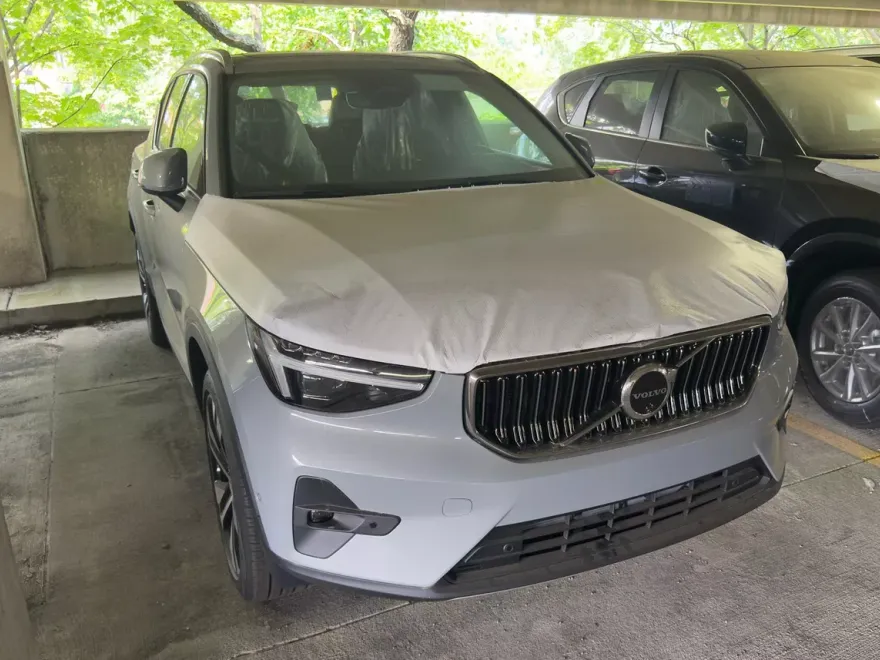 2025 Volvo XC40 photo 1