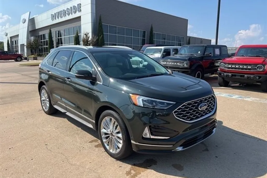 2022 Ford Edge Titanium photo 1