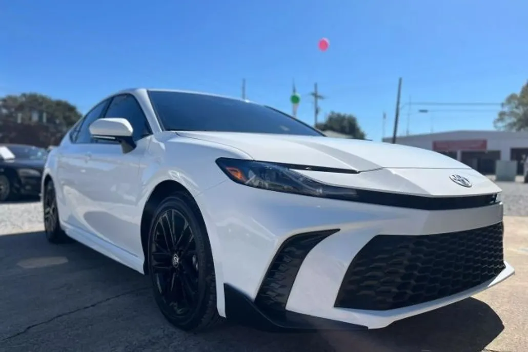 2025 Toyota Camry LE Hybrid photo 1
