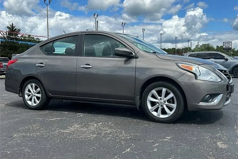 2015 Nissan Versa SL photo 1