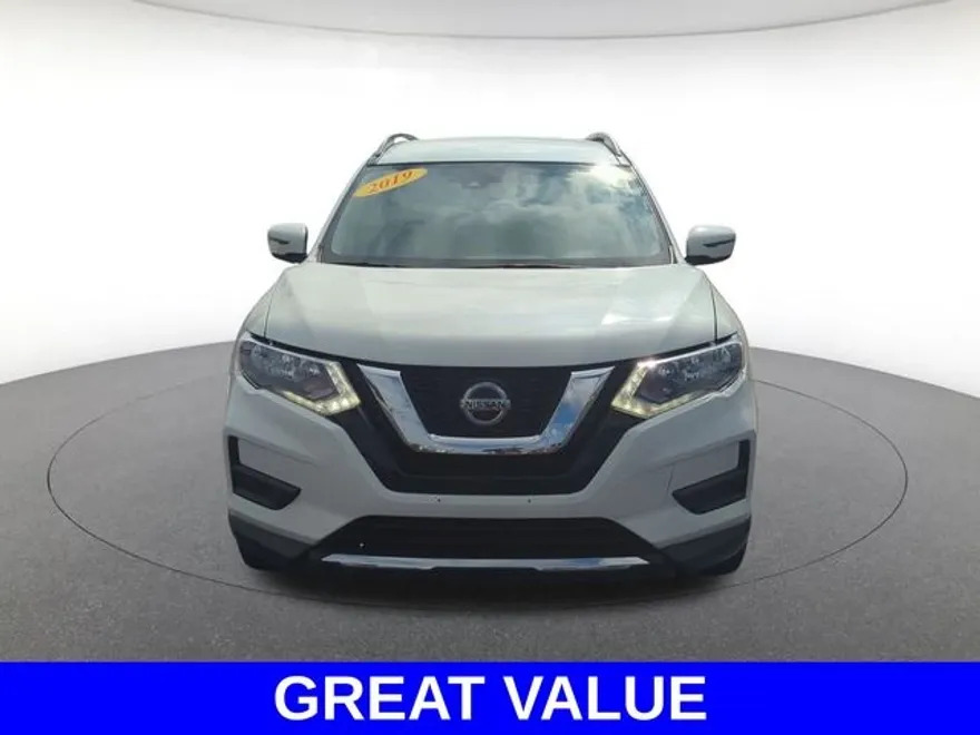 2019 Nissan Rogue SV photo 1