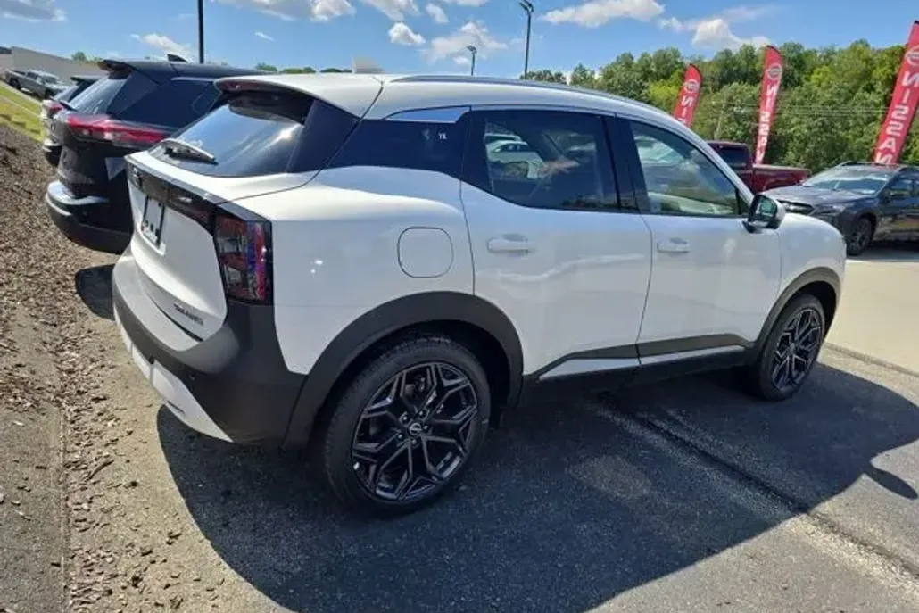 2025 Nissan Kicks SR photo 1