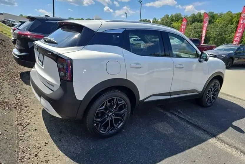 2025 Nissan Kicks SR photo 1