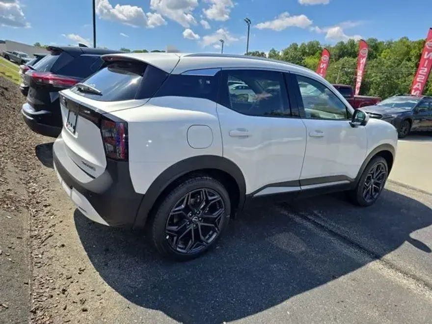 2025 Nissan Kicks SR photo 1