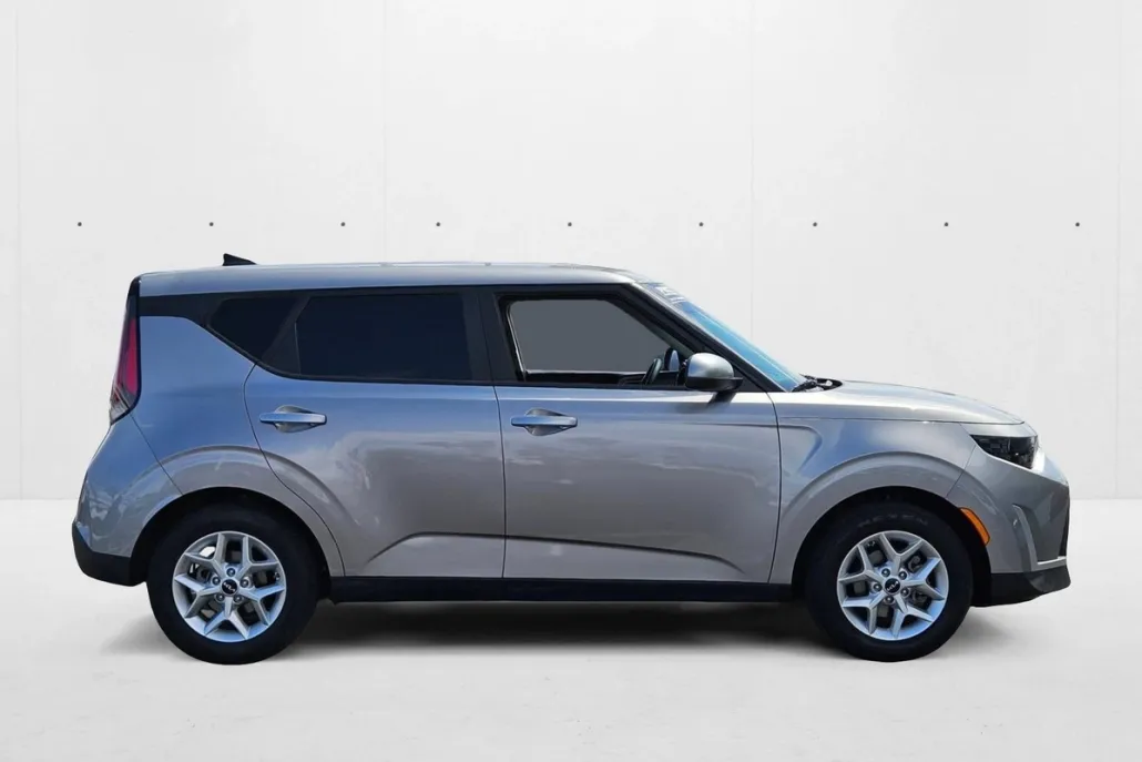 2023 Kia Soul LX photo 1