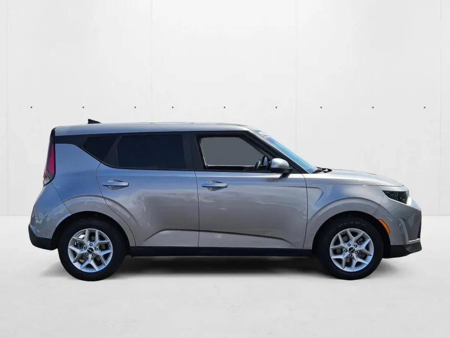 2023 Kia Soul LX photo 1
