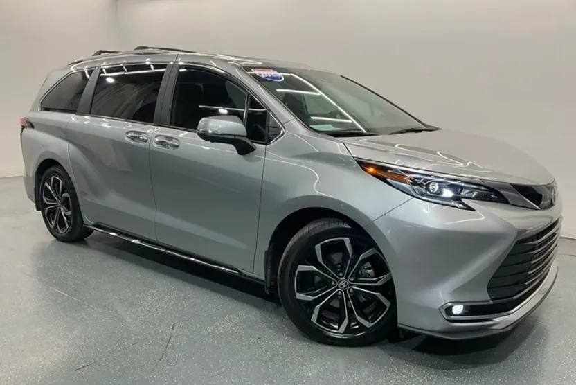2025 Toyota Sienna Platinum photo 1