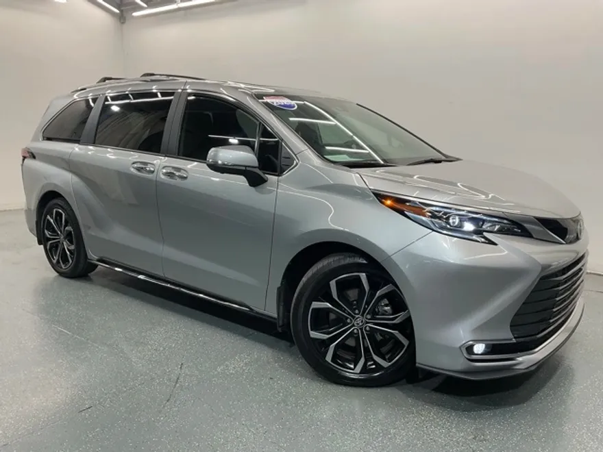 2025 Toyota Sienna Platinum photo 1