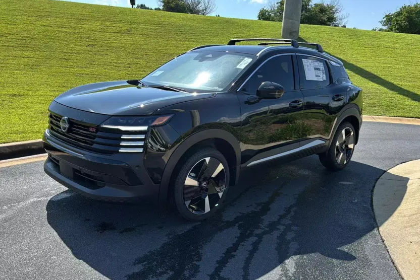 2025 Nissan Kicks SR photo 1