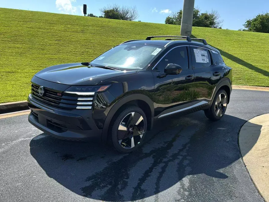 2025 Nissan Kicks SR photo 1