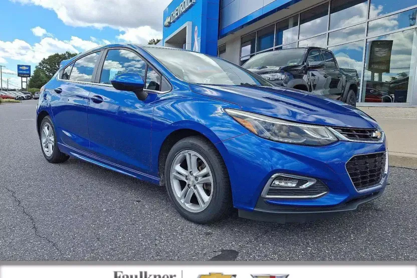 2017 Chevrolet Cruze LT photo 1