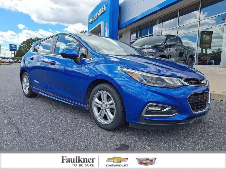2017 Chevrolet Cruze LT photo 1