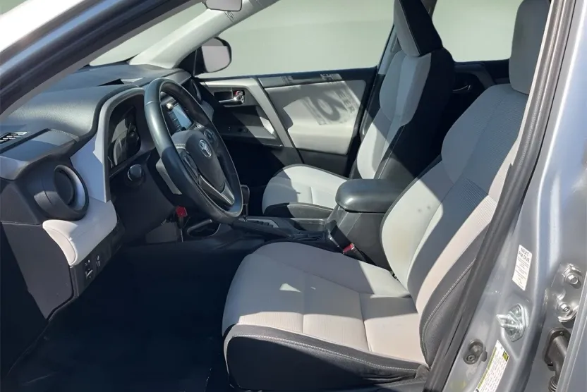 2016 Toyota RAV4 XLE photo 1
