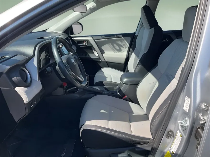 2016 Toyota RAV4 XLE photo 1