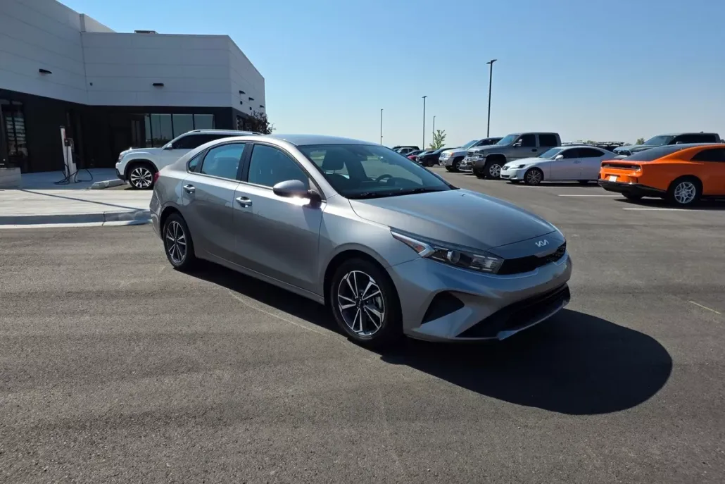2023 Kia Forte LXS photo 1