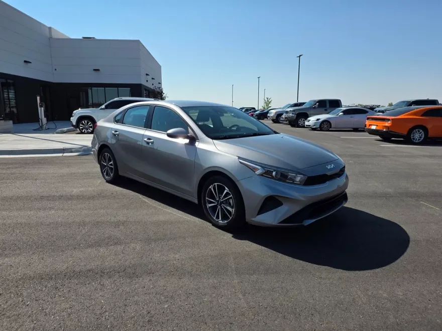 2023 Kia Forte LXS photo 1