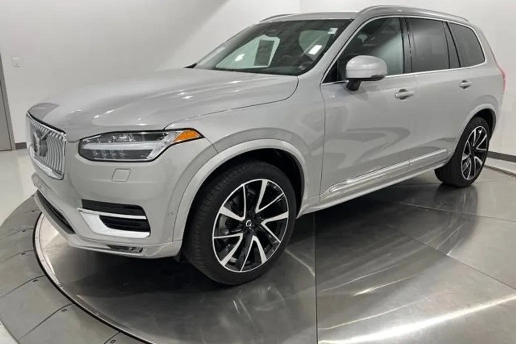 2023 Volvo XC90 B5 AWD Plus photo 1