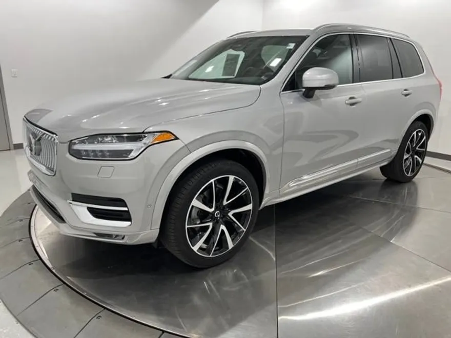 2023 Volvo XC90 B5 AWD Plus photo 1