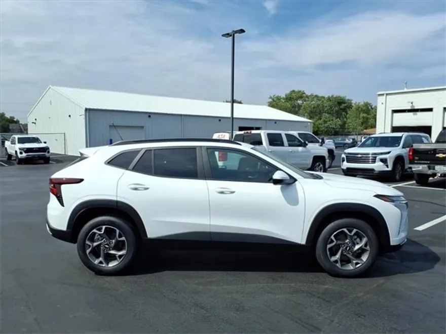 2026 Chevrolet Trax LT photo 1