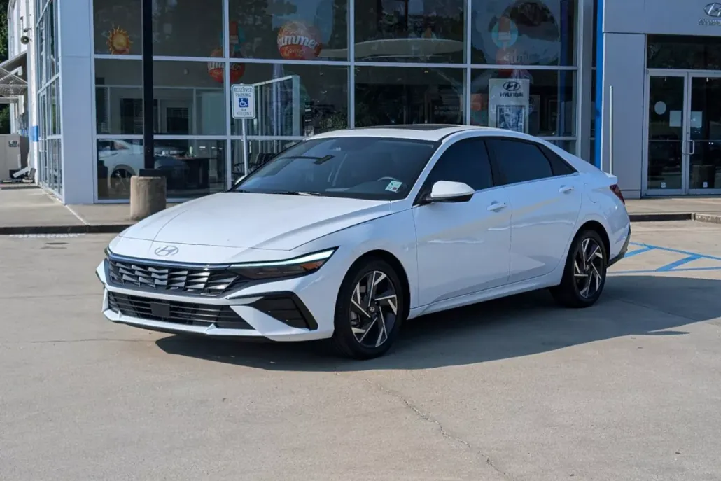 2024 Hyundai Elantra SEL photo 1