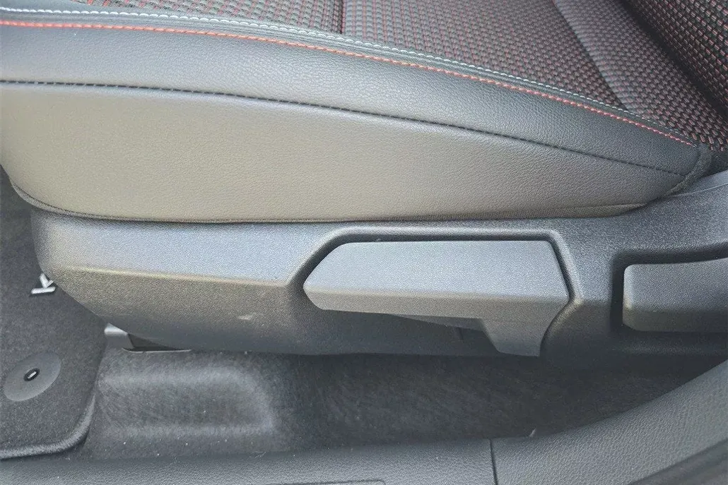 2026 Nissan Kicks SR photo 1
