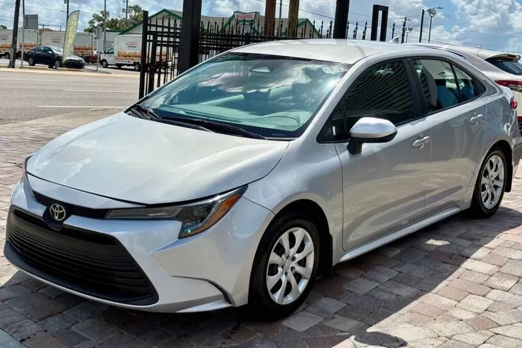 2023 Toyota Corolla LE photo 1