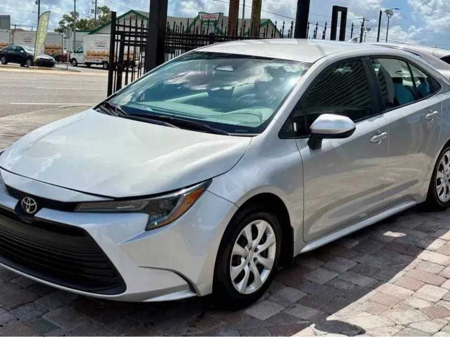 2023 Toyota Corolla LE photo 1