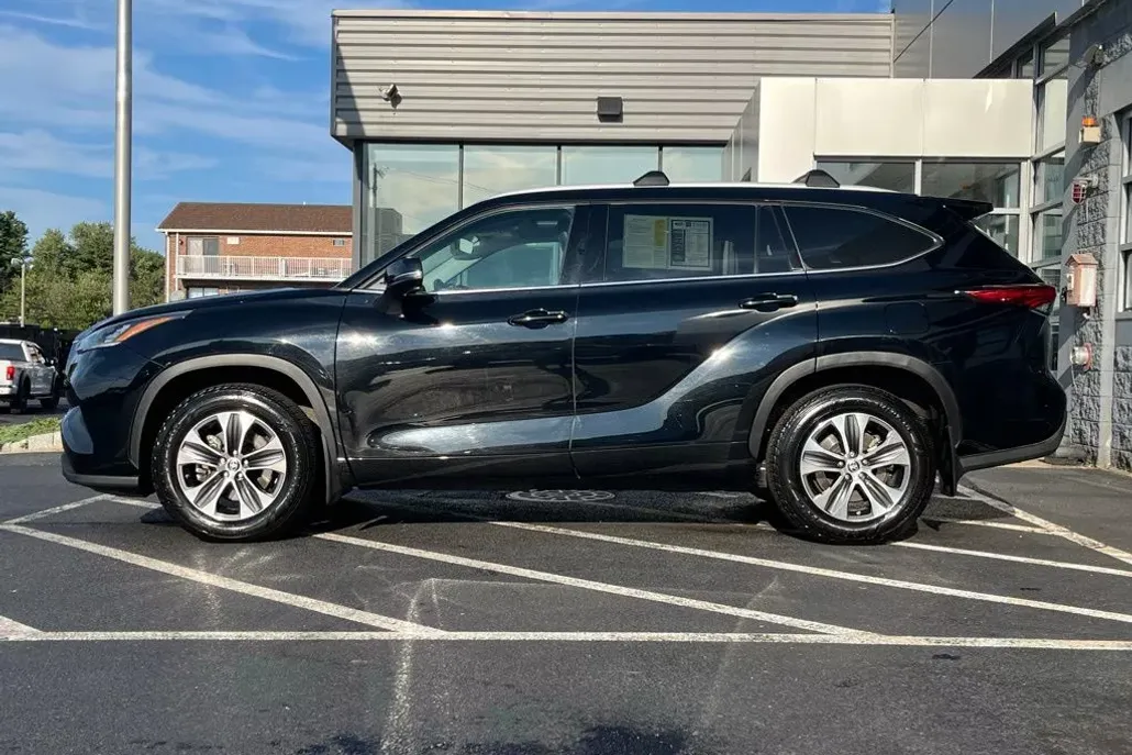 2022 Toyota Highlander XLE photo 1