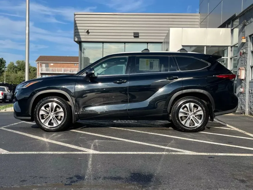 2022 Toyota Highlander XLE photo 1