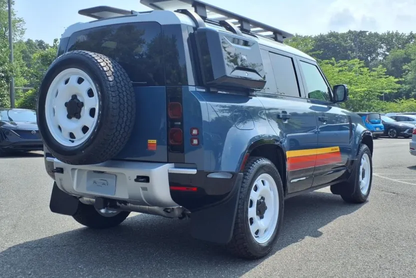 2025 Land Rover Defender 110 S photo 1