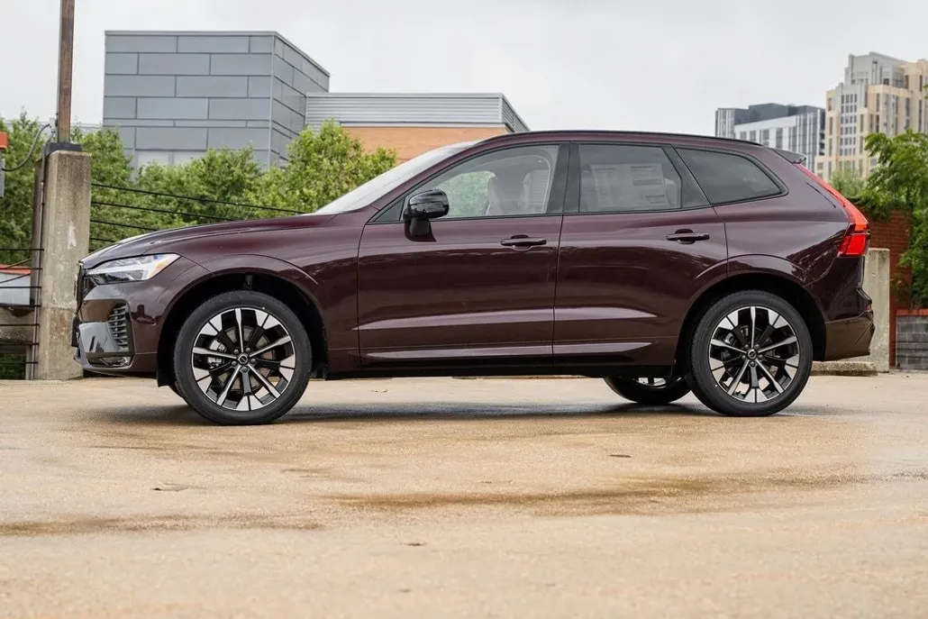 2026 Volvo XC60 B5 photo 1