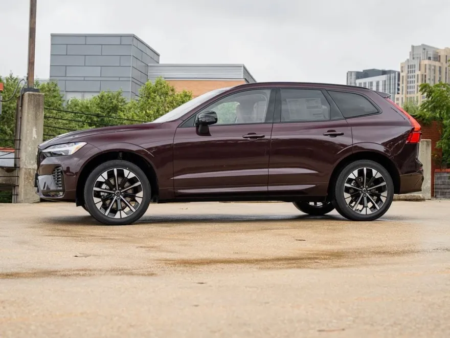 2026 Volvo XC60 B5 photo 1