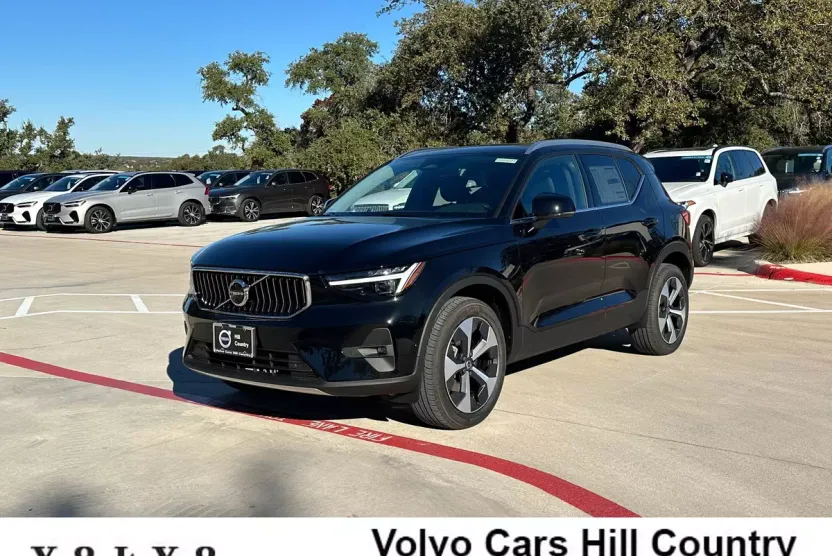 2025 Volvo XC40 Plus photo 1