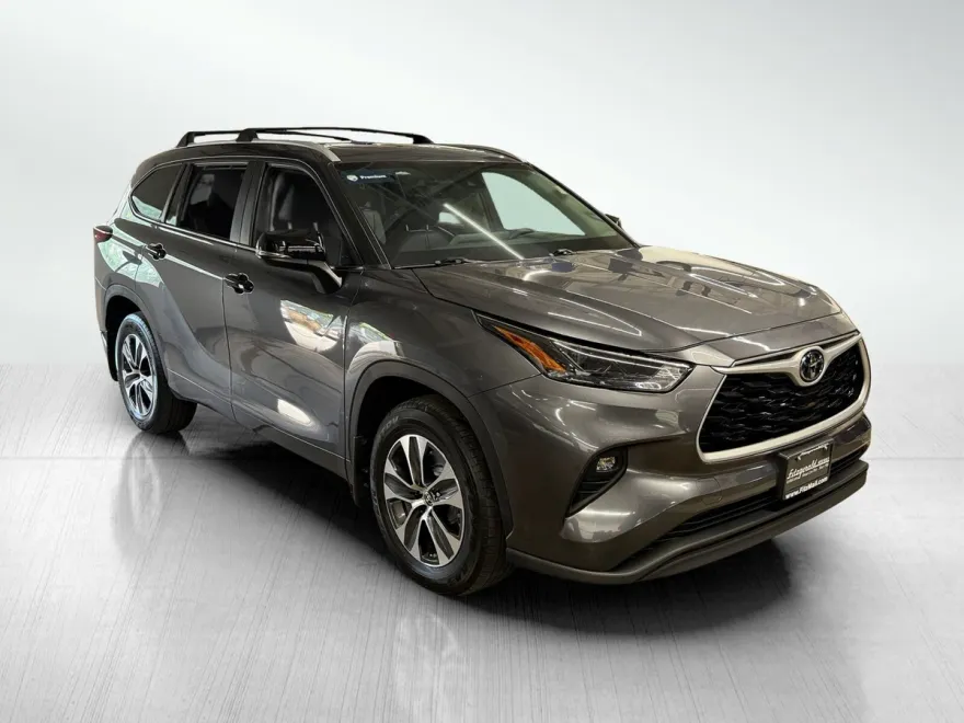 2024 Toyota Highlander XLE photo 1